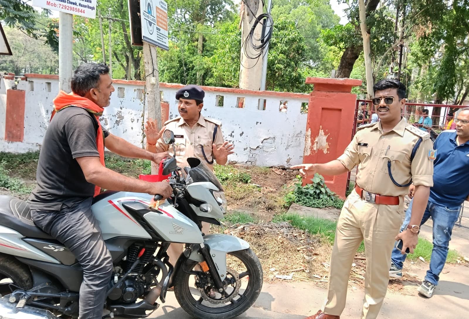 हजारीबाग पुलिस ने चलाया यातायात नियमों के प्रति जागरूकता अभियान
