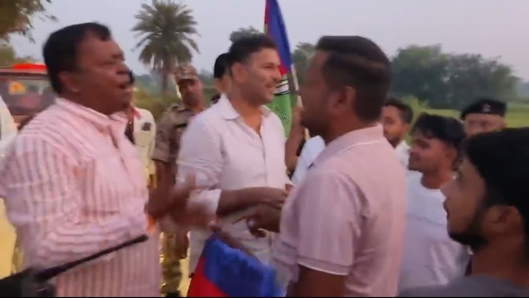 सांसद जी! वादा किया था सड़क बनवाने का, अब गांव की सुध लेने क्यों नहीं आए?