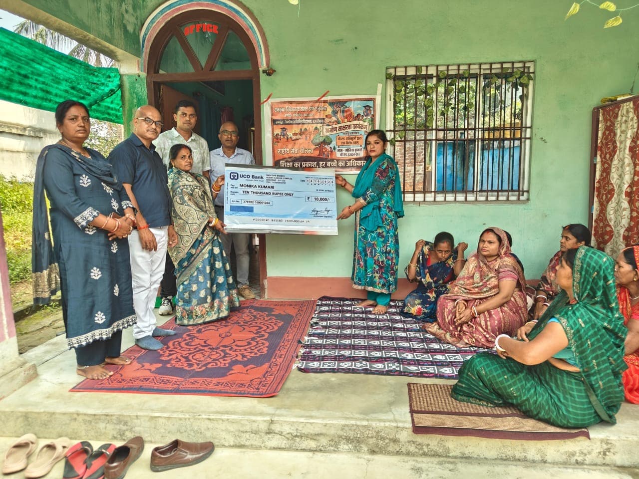 ग्रामीणों को साक्षर बनाने की पहल, बीएड छात्रा मोनिका को मिले 10 हजार रुपये