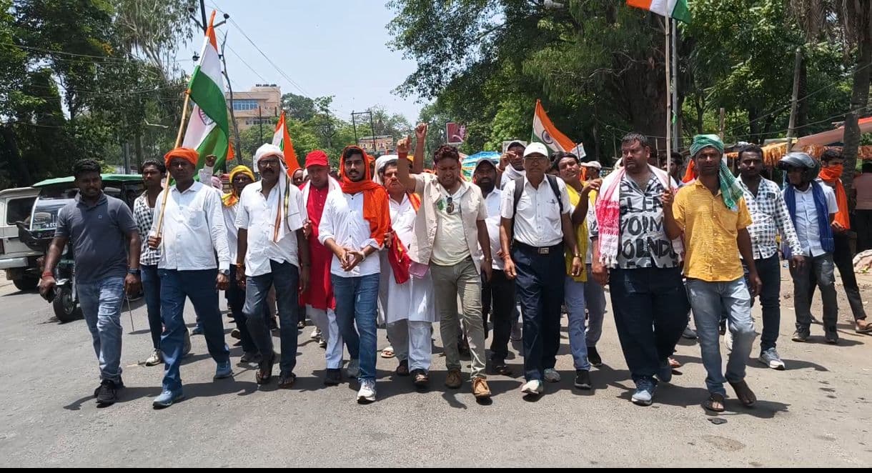 बड़कागांव खनन प्रभावित क्षेत्र के नागरिकों ने निकाली पैदल रैली, उपायुक्त कार्यालय का किया घेराव