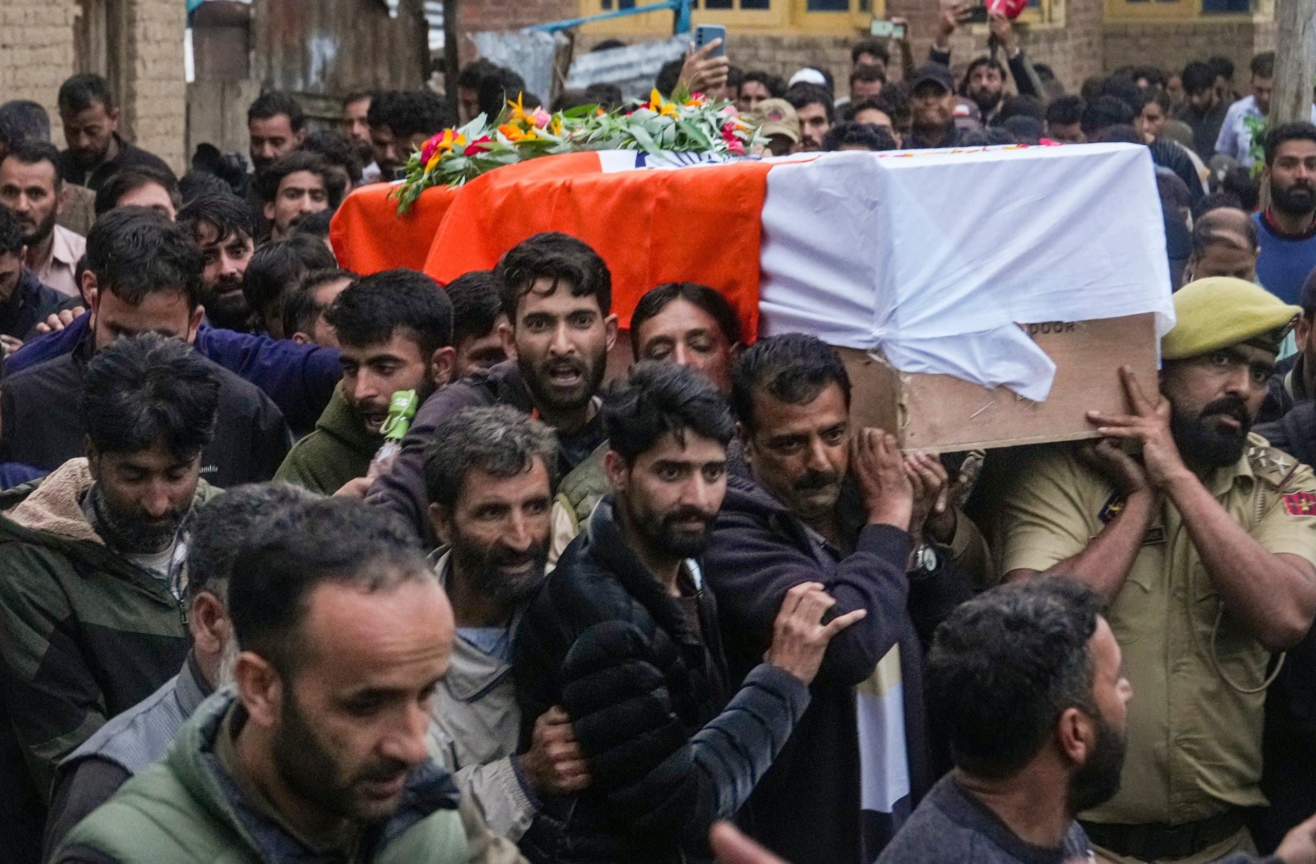 अनंतनाग में आतंकियों की कायराना करतूत! ड्यूटी पर तैनात पुलिसकर्मी हुए शहीद, घाटी में हाई अलर्ट; TRF ने ली हमले की जिम्मेदारी
