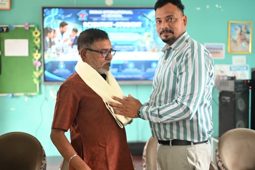 अमेरिका के कैलिफोर्निया से आए वैज्ञानिक डॉ. चंदन ने श्रीदस के विद्यार्थियों से किया संवाद