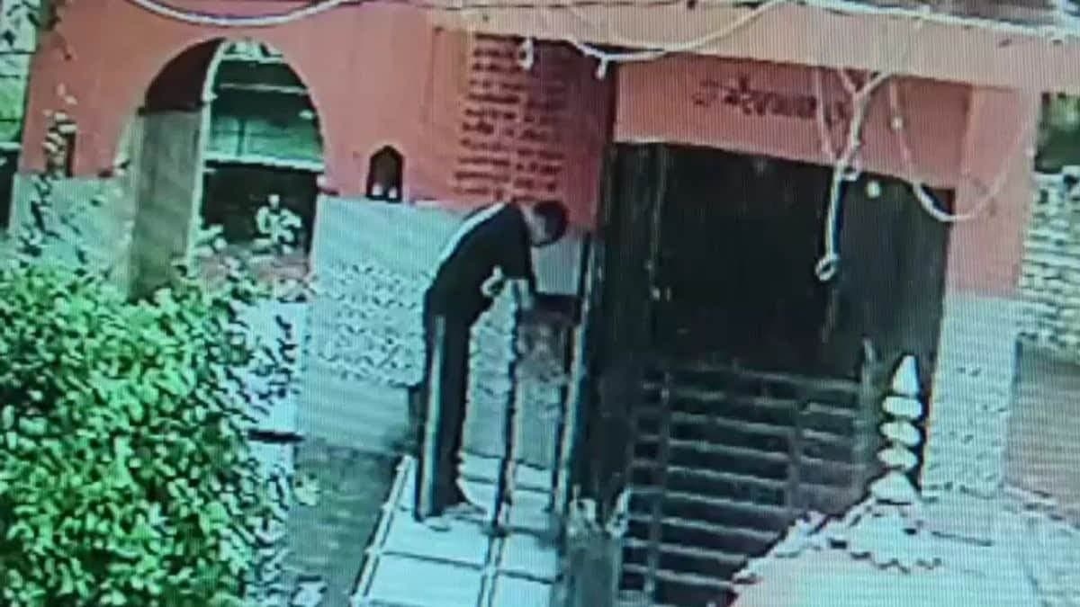 मुजफ्फरनगर के मंदिर में चोरी, लोहे की रॉड से दानपात्र तोड़ा; CCTV में कैद हुआ चोर