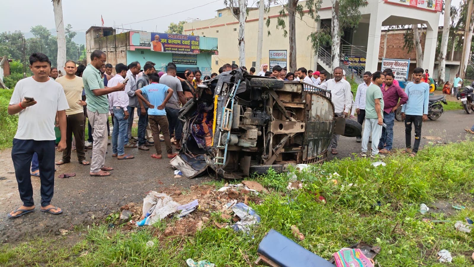 बरकट्ठा NH 19 सामुदायिक अस्पताल के सामने सड़क दुर्घटना लगभग एक दर्जन से लोग गंभीर रूप से घायल