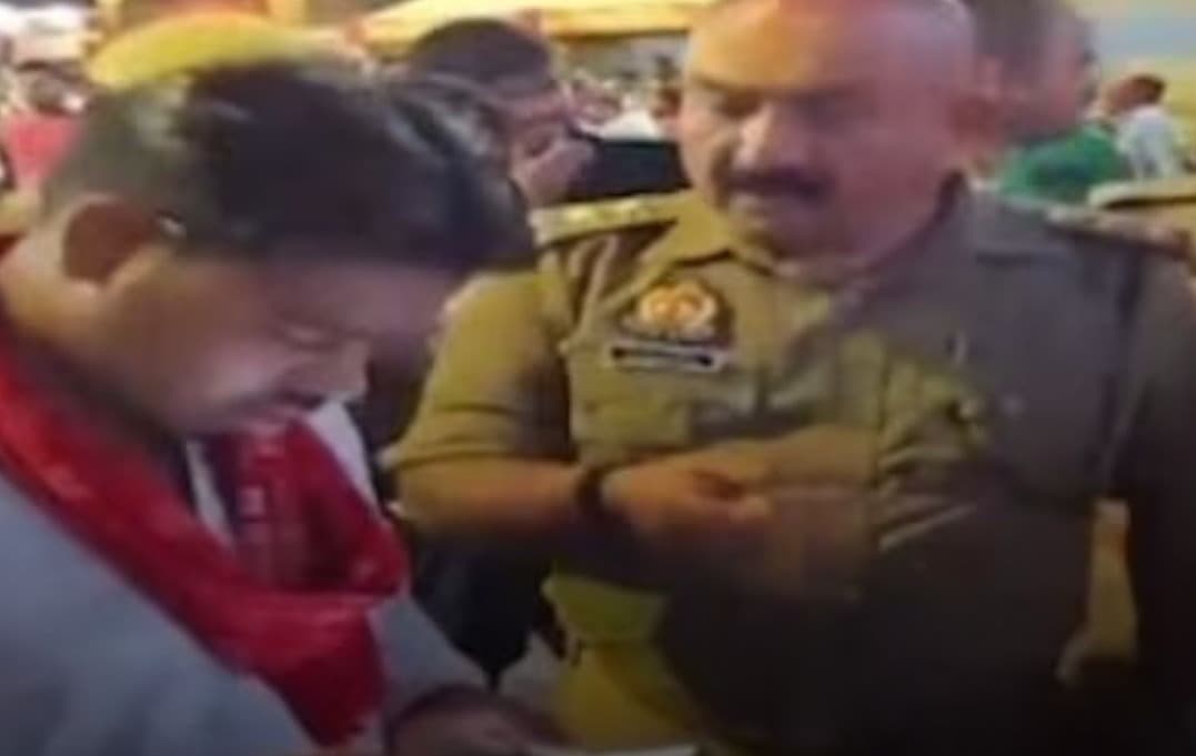 काशी विश्वनाथ में VIP दर्शन का झांसा! फर्जी पुजारी ने महिला श्रद्धालु से ठगे 4 हजार, पुलिस ने किया गिरफ्तार