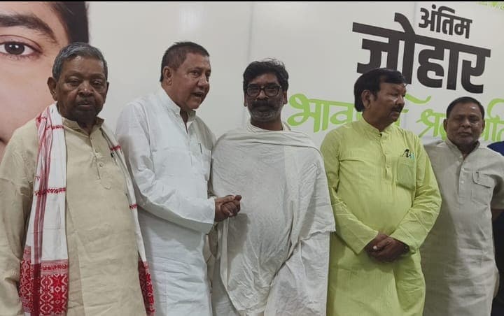पूर्व सांसद भुवनेश्वर प्रसाद मेहता ने नेमरा पहुंचकर स्वर्गीय रूपी सोरेन को दी भावभीनी श्रद्धांजलि