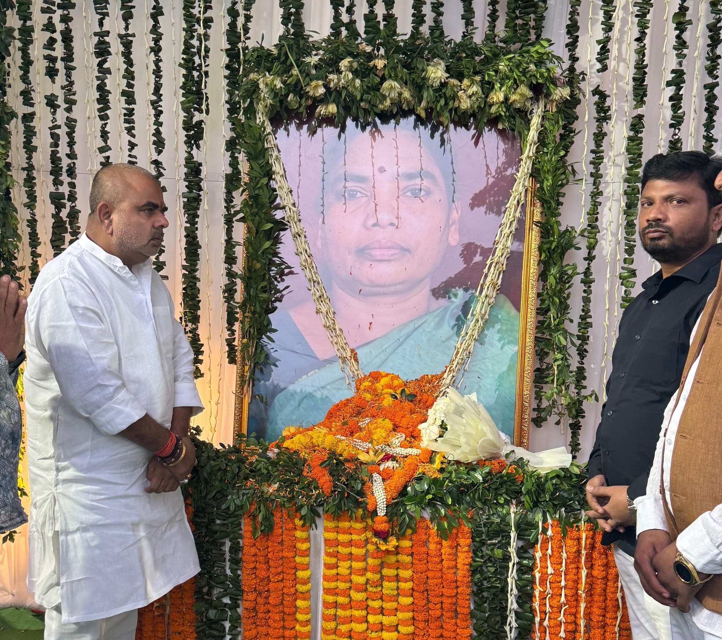 नेमरा पहुंचकर मुन्ना सिंह ने स्वर्गीय रूपी सोरेन को अर्पित की श्रद्धांजलि