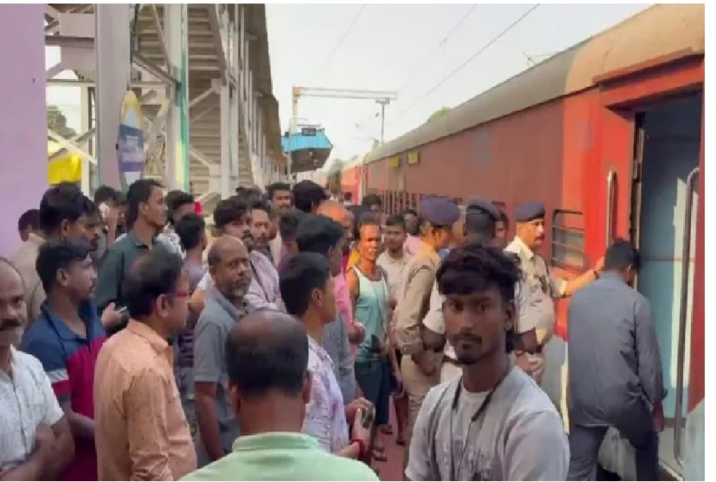 चक्रधरपुर स्टेशन पर समरसता एक्सप्रेस के टॉयलेट में मिला यात्री का शव