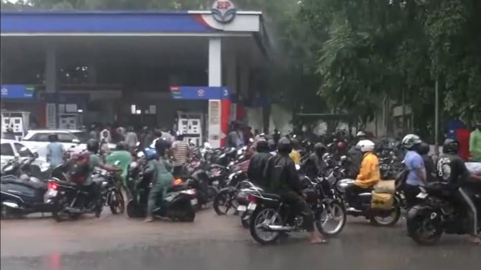 सोशल मीडिया पर हुआ ‘पेट्रोल लंगर’ का ऐलान, बारिश में भी पेट्रोल पंप पर लगी लंबी लाइन