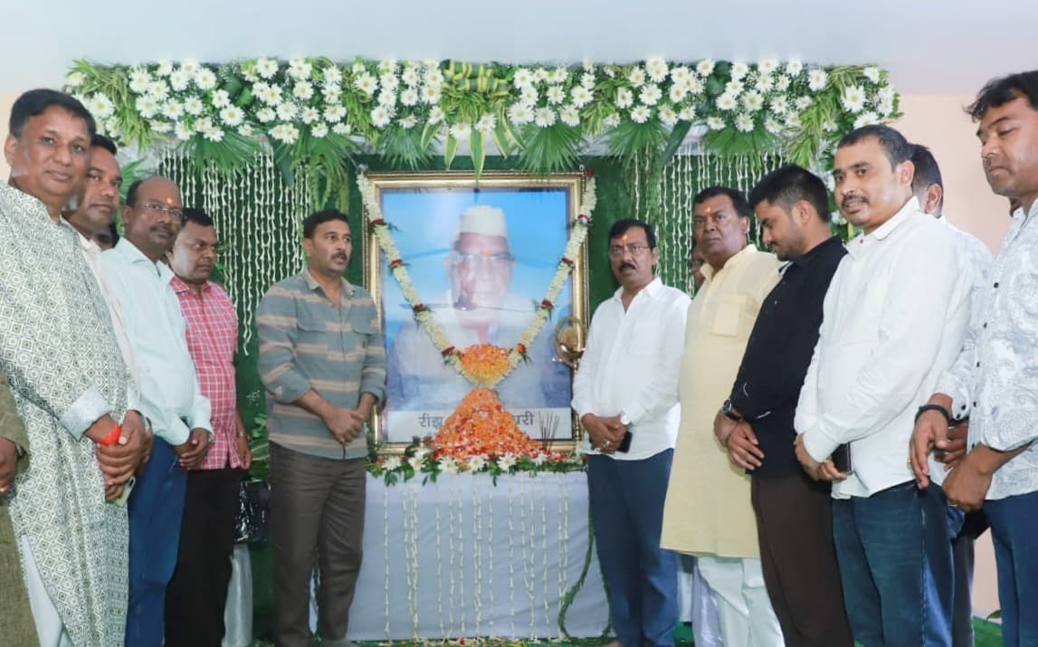 स्व. रिझुनाथ चौधरी जी की 12वीं पुण्यतिथि पर सुदेश कुमार महतो ने अर्पित की श्रद्धांजलि 