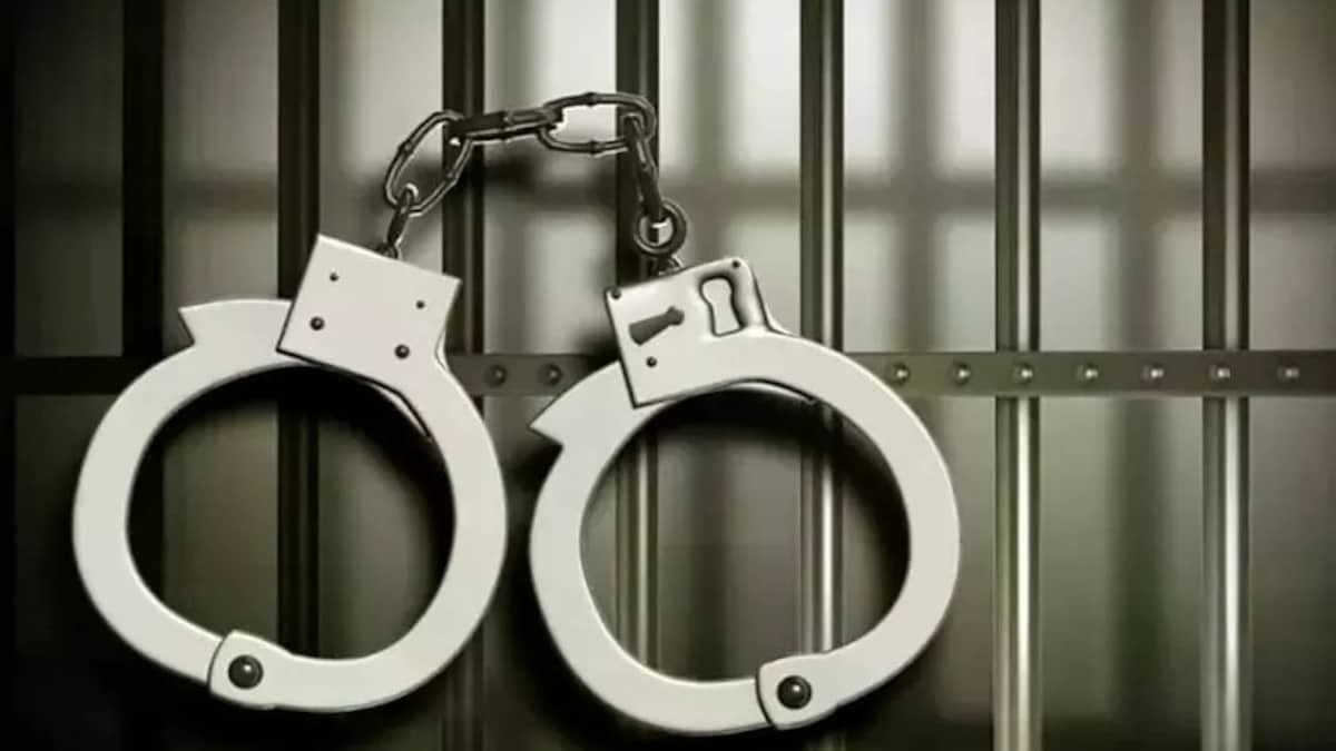 बगहा में डकैती की बड़ी साजिश नाकाम, 9 अपराधी गिरफ्तार, हथियार और लूट का सामान बरामद