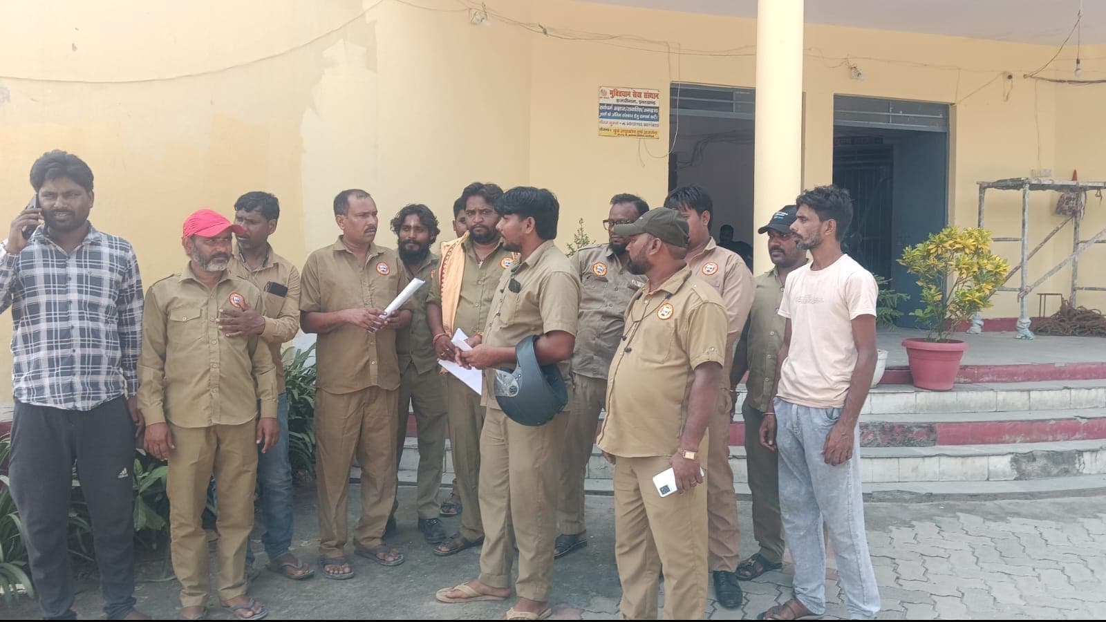 सरदारपुर के होटल परिसर में खड़े चार ट्रकों से डीजल चोरी, चालकों में मचा हड़कंप