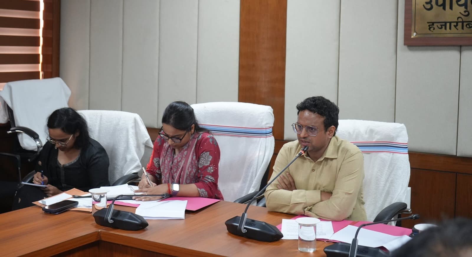 हजारीबाग में खेल सुविधाओं को मिलेगा नया आयाम, उपायुक्त ने इनडोर स्टेडियम और खिलाड़ियों के लिए बेहतर संसाधनों के दिए निर्देश