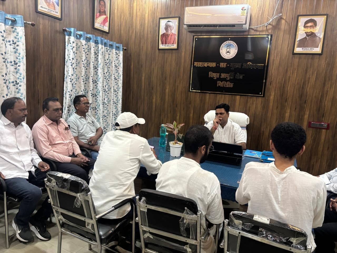 दुर्गापूजा से पहले जर्जर बिजली तार बदलने की मांग