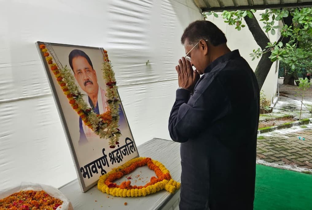 मंत्री स्व. सुदिव्य कुमार सोनू के शोकाकुल परिजनों से मिले सांसद मनीष जायसवाल, दी भावभीनी श्रद्धांजलि