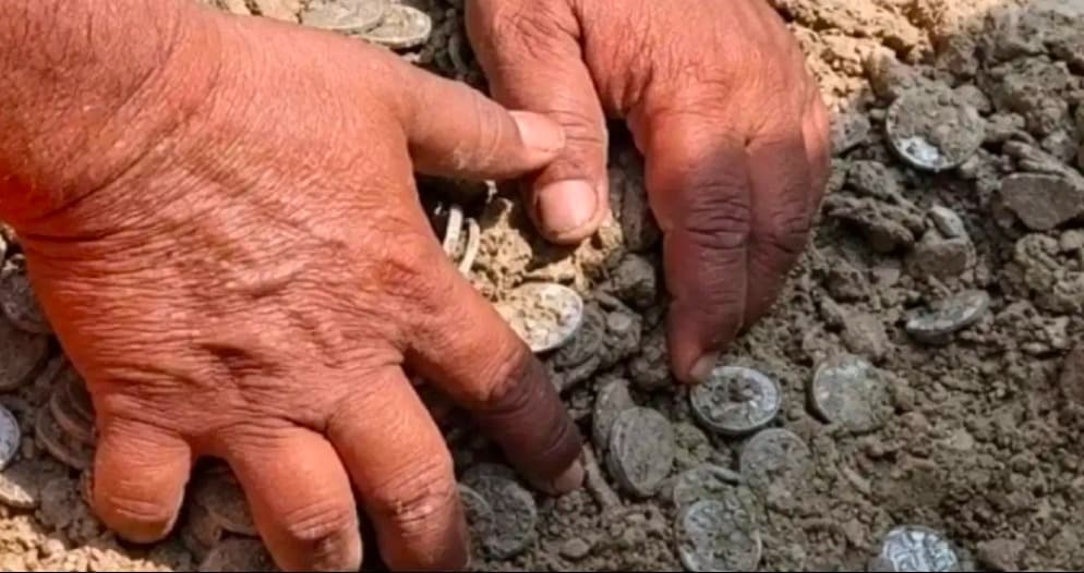 कुशीनगर में खुदाई में मिला मुगलकालीन घड़ा, चांदी के खजाने से चौंधिया गईं आंखें