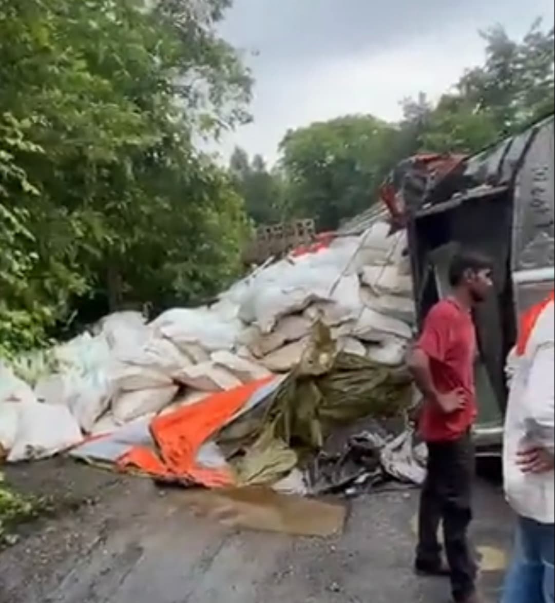 कोडरमा घाटी में तेल से भरा टैंकर पलटा, अंदर फंसा रहा ड्राइवर