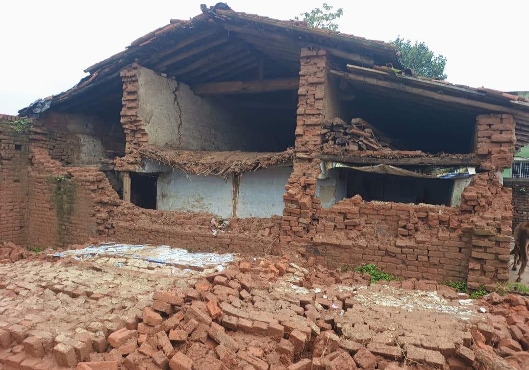 लगातार बारिश से खपरैल मकान ध्वस्त