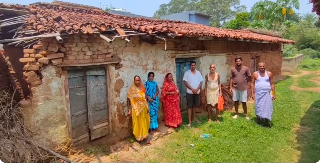 आवास के नाम पर उगाही का आरोप, देवघर में अबुवा और पीएम आवास योजना पर उठे सवाल
