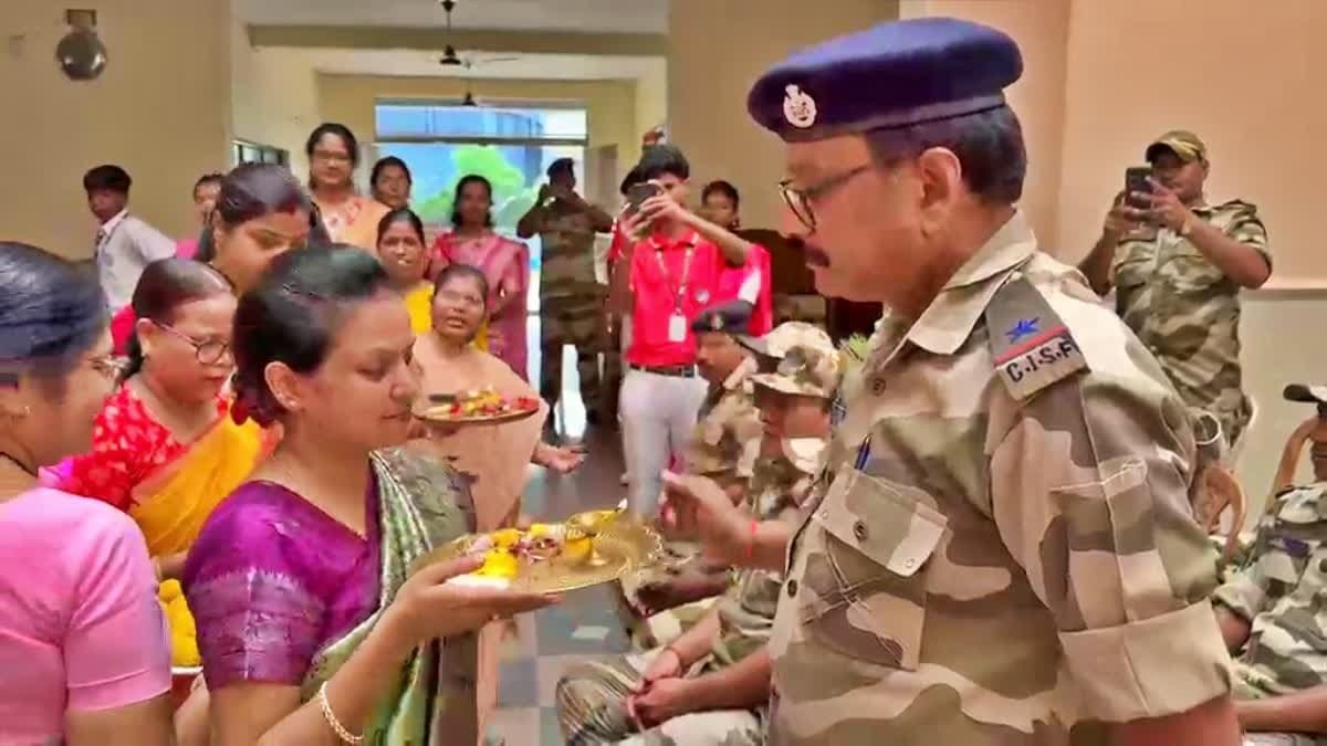 कार्मेल हाई स्कूल के छात्रों ने CISF जवानों के साथ मनाया रक्षाबंधन