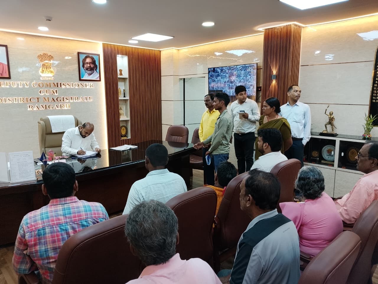 उपायुक्त के जनता दरबार में समयबद्ध समाधान के दिए निर्देश