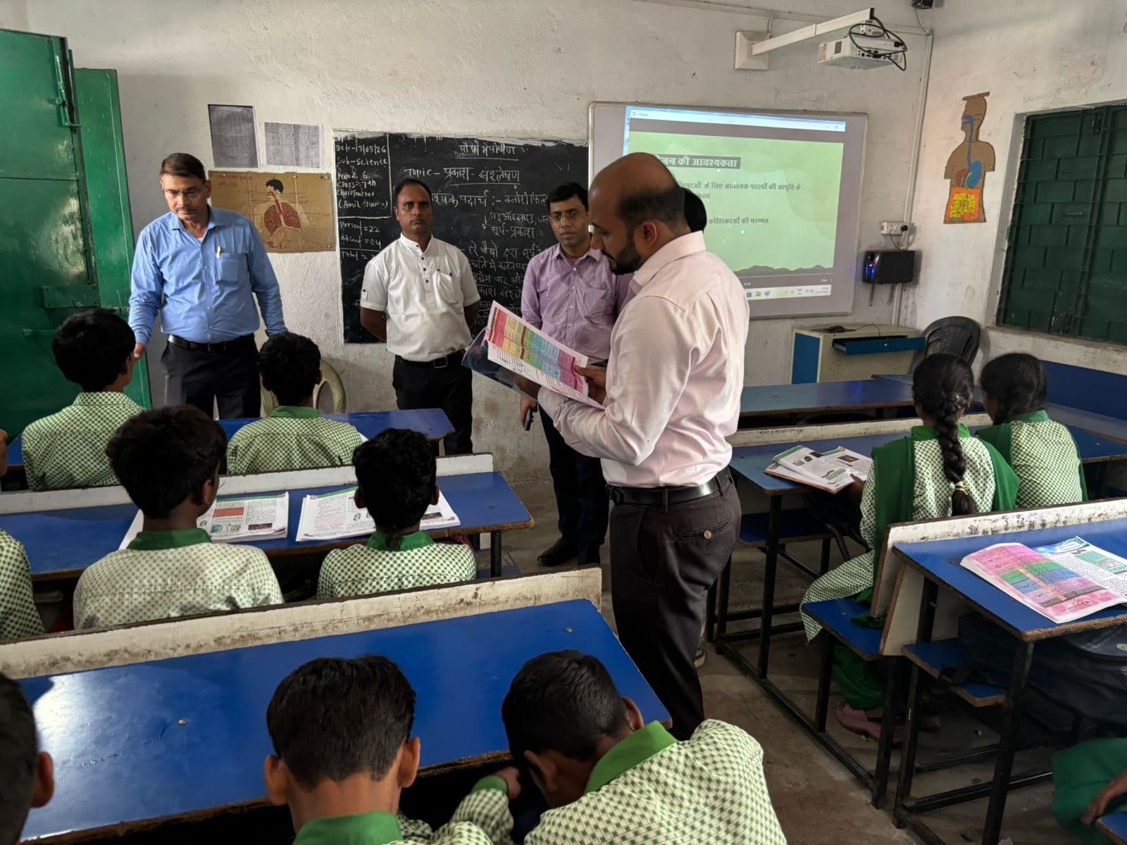 उपायुक्त ने किया राजकीय उत्क्रमित मध्य विद्यालय सुगिया का औचक निरीक्षण