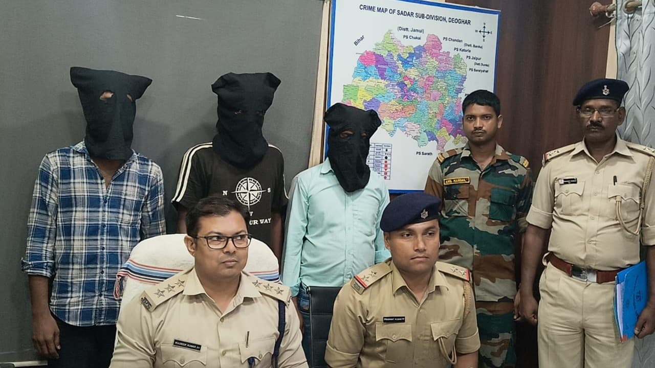 देवघर पुलिस की बड़ी कार्रवाई, 1.9 किलो गांजा के साथ तीन तस्कर गिरफ्तार