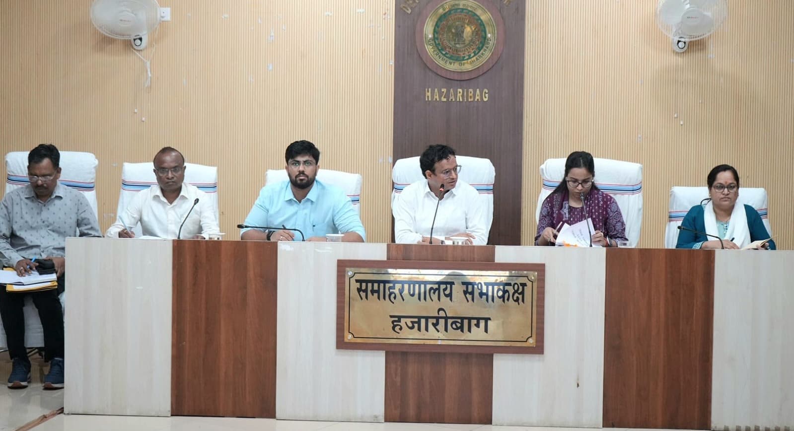 उपायुक्त ने विभागों को दिया सख्त संदेश: समन्वय की कमी से नहीं रुकेगा विकास, लंबित योजनाओं को तय समय में पूरा करने का निर्देश