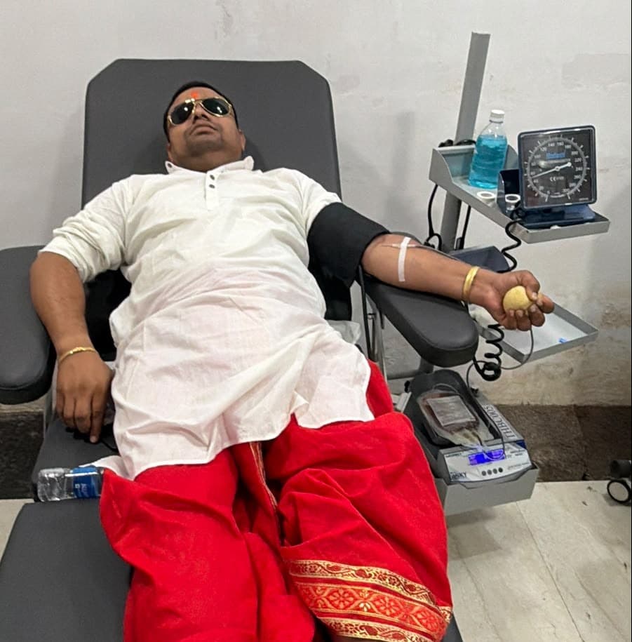 जिला परिषद उम्मीदवार राहुल रंजन ने किया रक्तदान, लोगों से की नियमित रक्तदान की अपील
