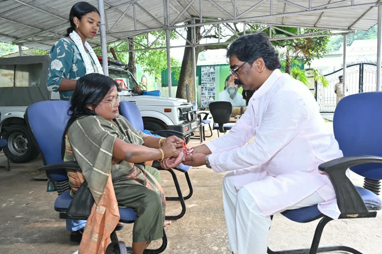 दुमका के सीतासाल से रांची पहुंचीं मति सोरेन, मुख्यमंत्री हेमंत सोरेन को बांधा रक्षा सूत्र