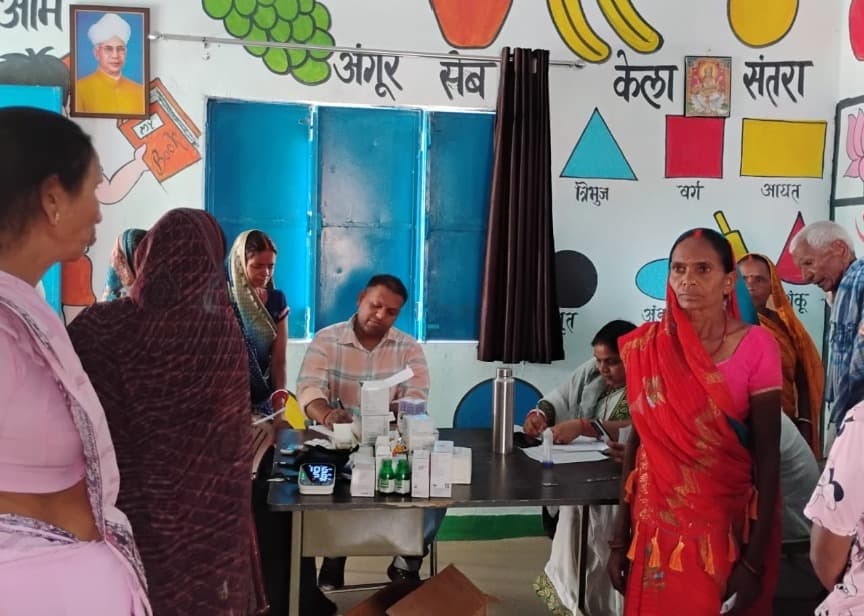खेरौन आंगनबाड़ी केंद्र में आयुष्मान आरोग्य शिविर का आयोजन, 69 मरीजों की हुई जांच