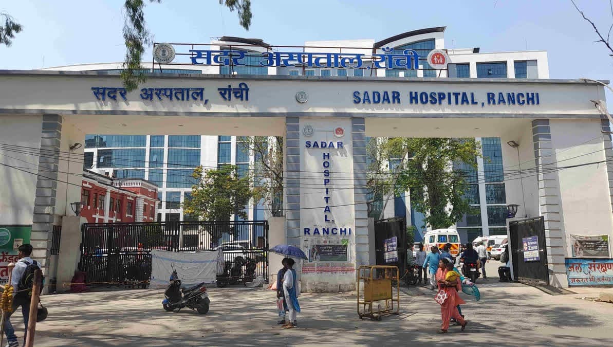 परिजनों ने देरी का आरोप लगाया, अस्पताल ने लापरवाही नकारी