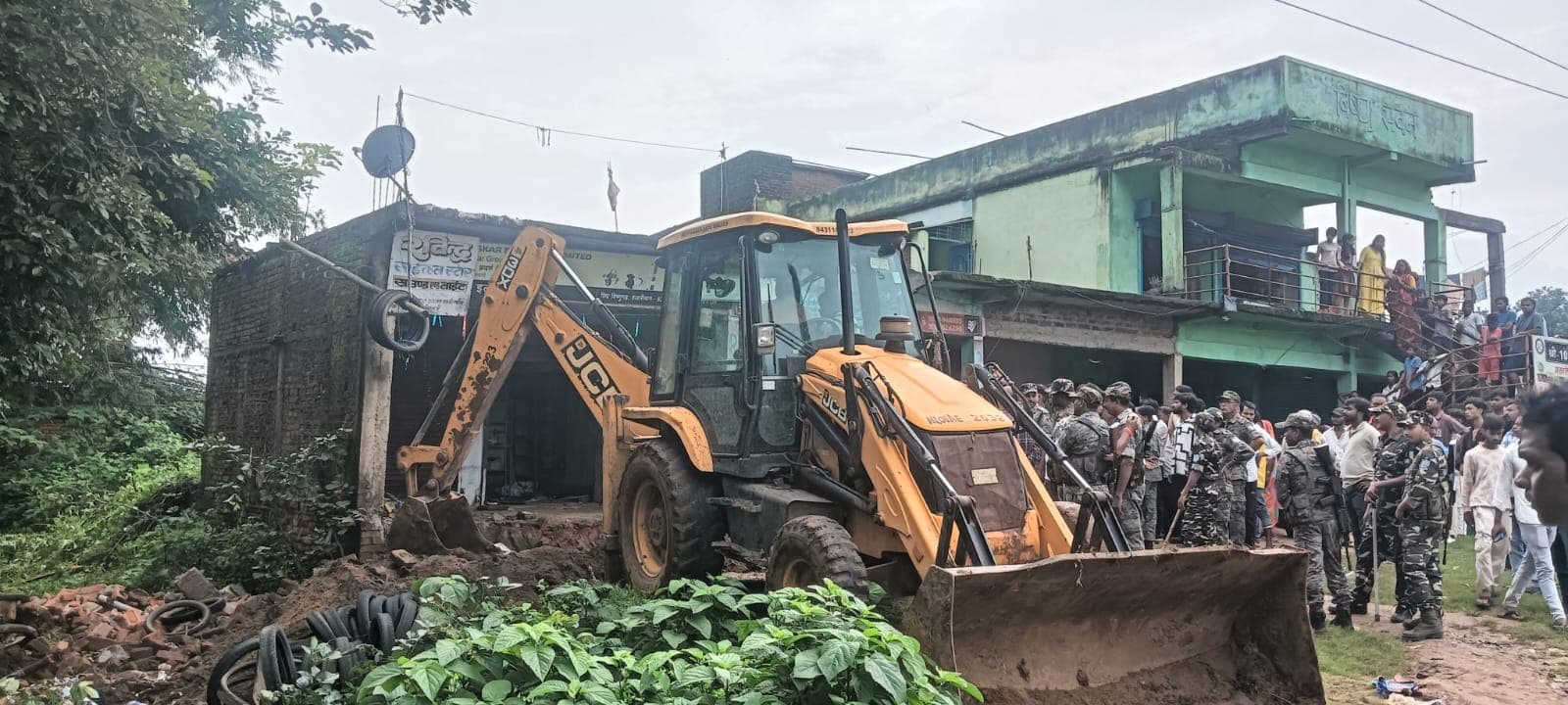 20 साल पुराने जमीन विवाद में चला बुलडोजर, शटर तोड़कर छह महिलाओं को निकाला बाहर