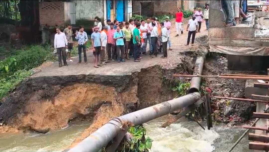 झिलिया डायवर्सन बहने पर बवाल, निरीक्षण करने पहुंचे कार्यपालक अभियंता