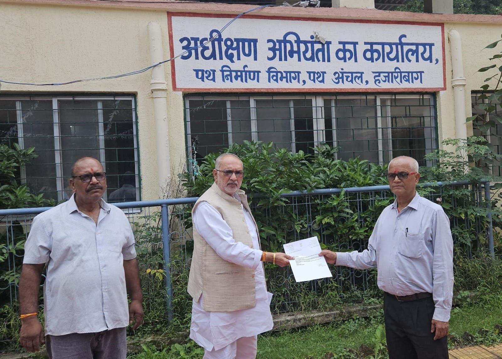 चौपारण-चतरा मार्ग पर गड्ढों से परेशानी, ग्रामीण चंदा जुटाकर कर रहे सड़क की मरम्मत