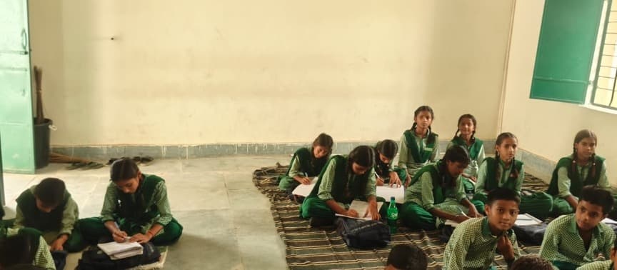 बरही के सरकारी विद्यालय में फर्श पर बैठकर पढ़ाई करने को मजबूर छात्र