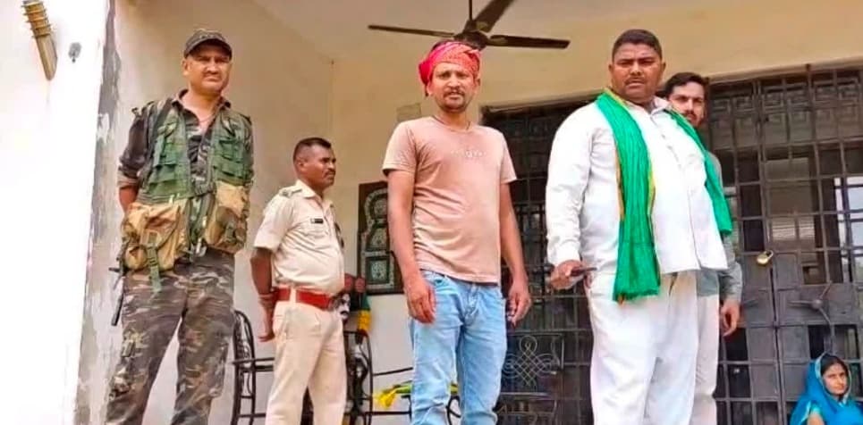 धनबाद में गार्ड की संदिग्ध मौत पर बवाल, मुआवजे की मांग को लेकर परिजनों का विरोध प्रदर्शन