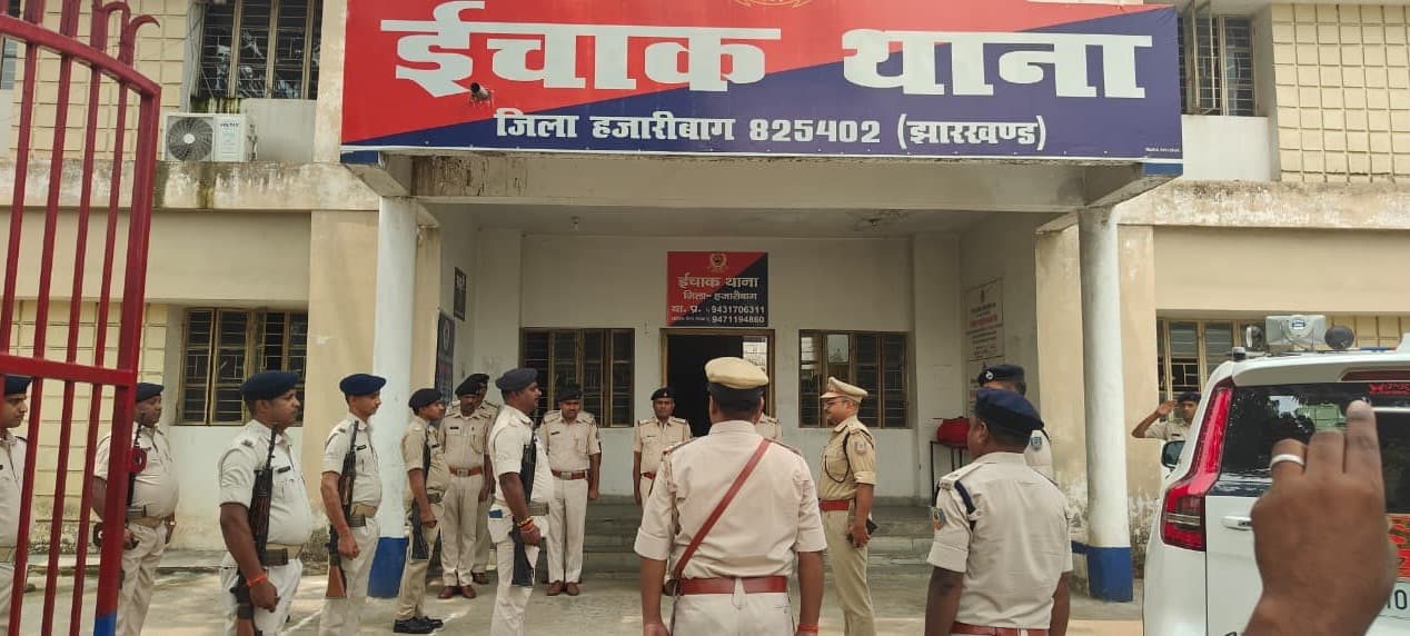 ईचाक थाना पहुंचे एसपी, लंबित मामलों के त्वरित निष्पादन और फरार आरोपितों की गिरफ्तारी के दिए निर्देश