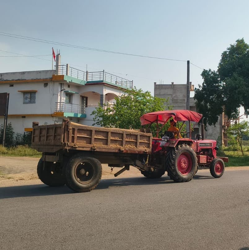 एनजीटी प्रतिबंध के बावजूद नहीं थम रही अवैध बालू तस्करी, रात के अंधेरे में दौड़ रहे ट्रैक्टर