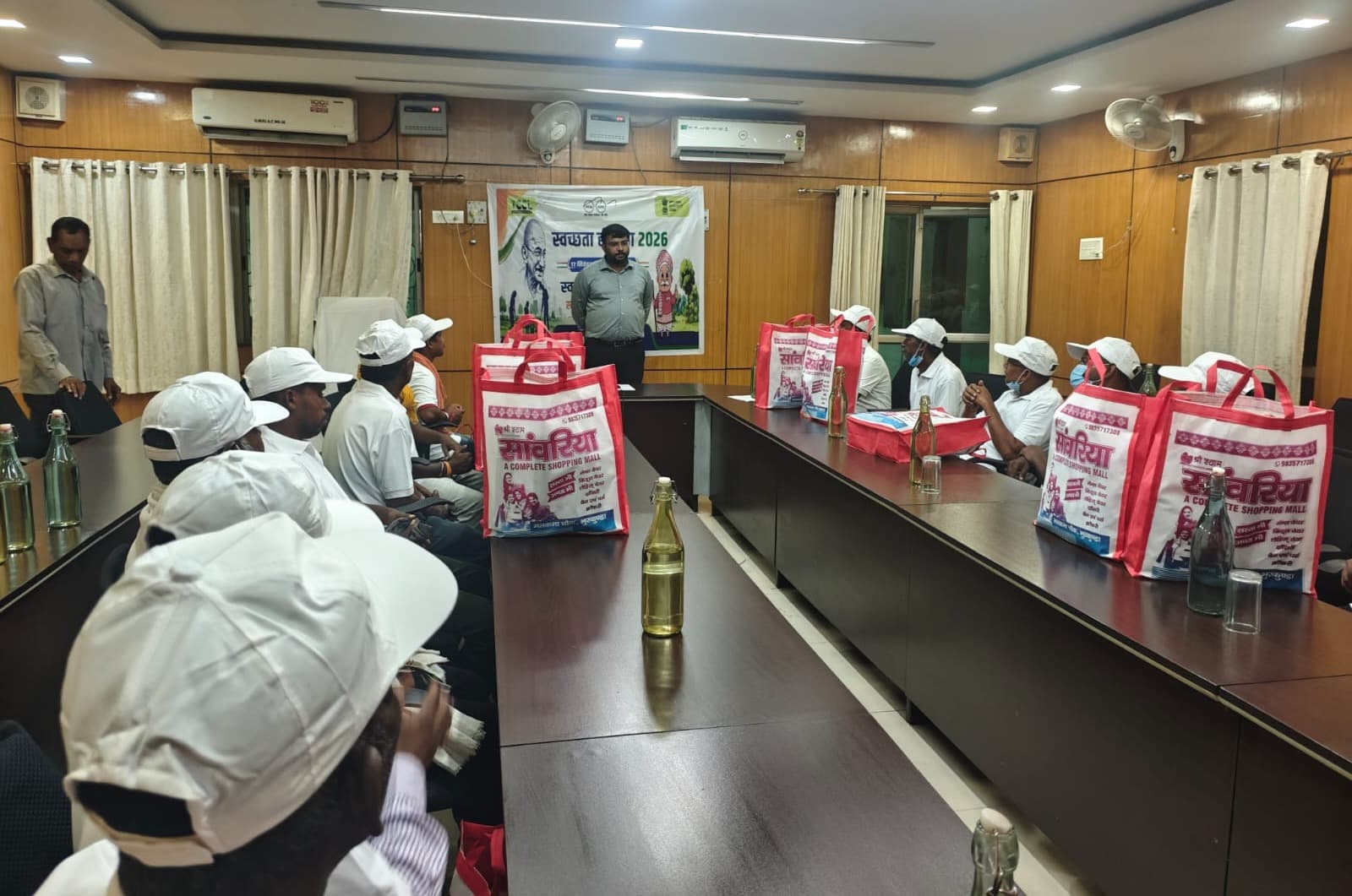 स्वच्छता अभियान में निकली रैली, सफाईमित्रों को सुरक्षा किट देकर किया सम्मानित