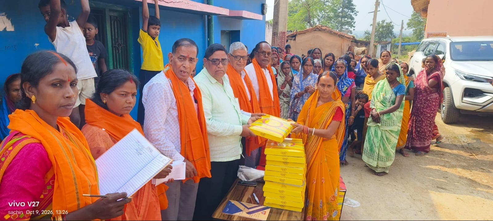 उज्ज्वला फाउंडेशन ने 96 सदस्यों के बीच बचत राशि और वस्त्र का किया वितरण