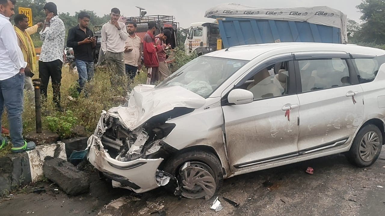 कार और कमांडर जीप की टक्कर में आधा दर्जन से अधिक लोग घायल