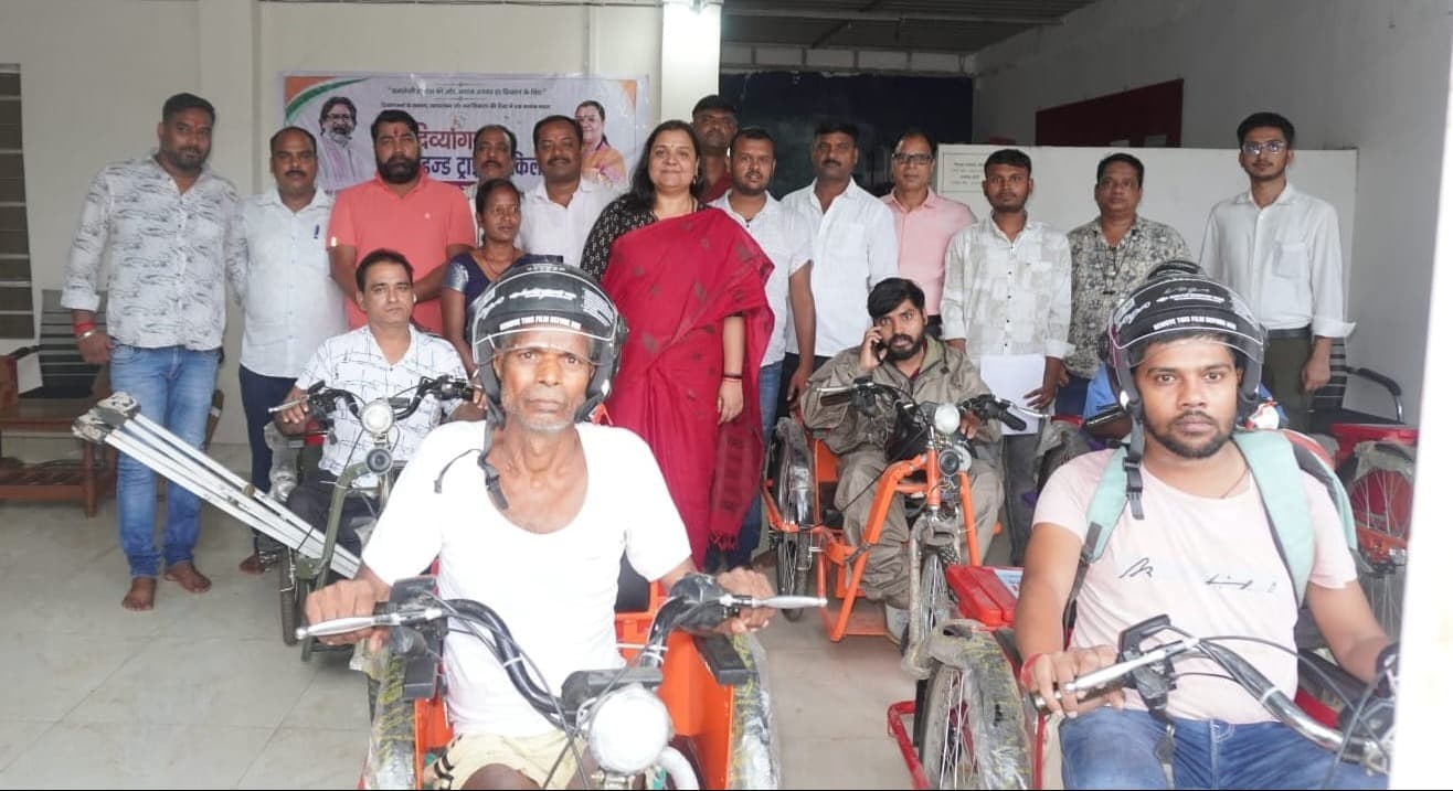 बोकारो विधायक ने दिव्यांगजनों के बीच मोटराइजड ट्राइसाइकिल का किया वितरण