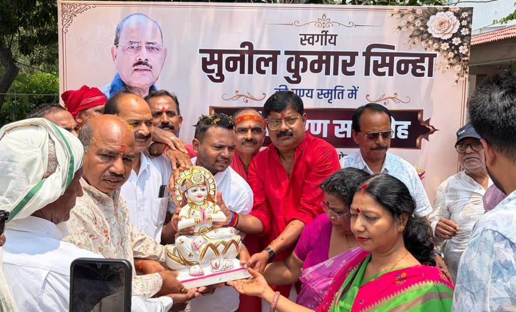 एस.के. सिन्हा फाउंडेशन ने मंदिर में मूर्तियों का वितरण किया