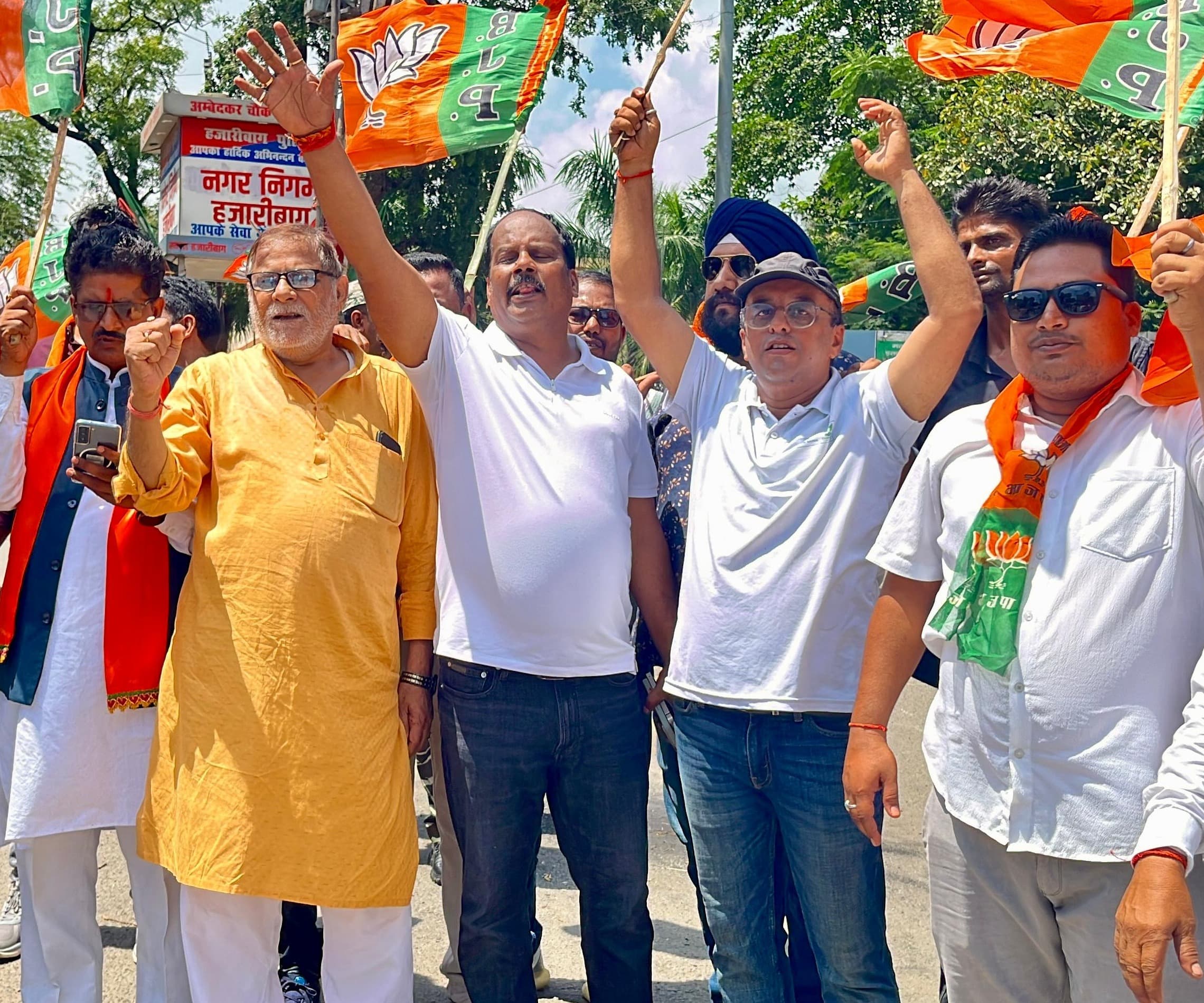 आंदोलन रत छात्रों पर लाठीचार्ज के विरोध में भाजपा कार्यकर्ताओं ने किया प्रदर्शन, परीक्षा रद्द कर सीबीआई जांच की मांग