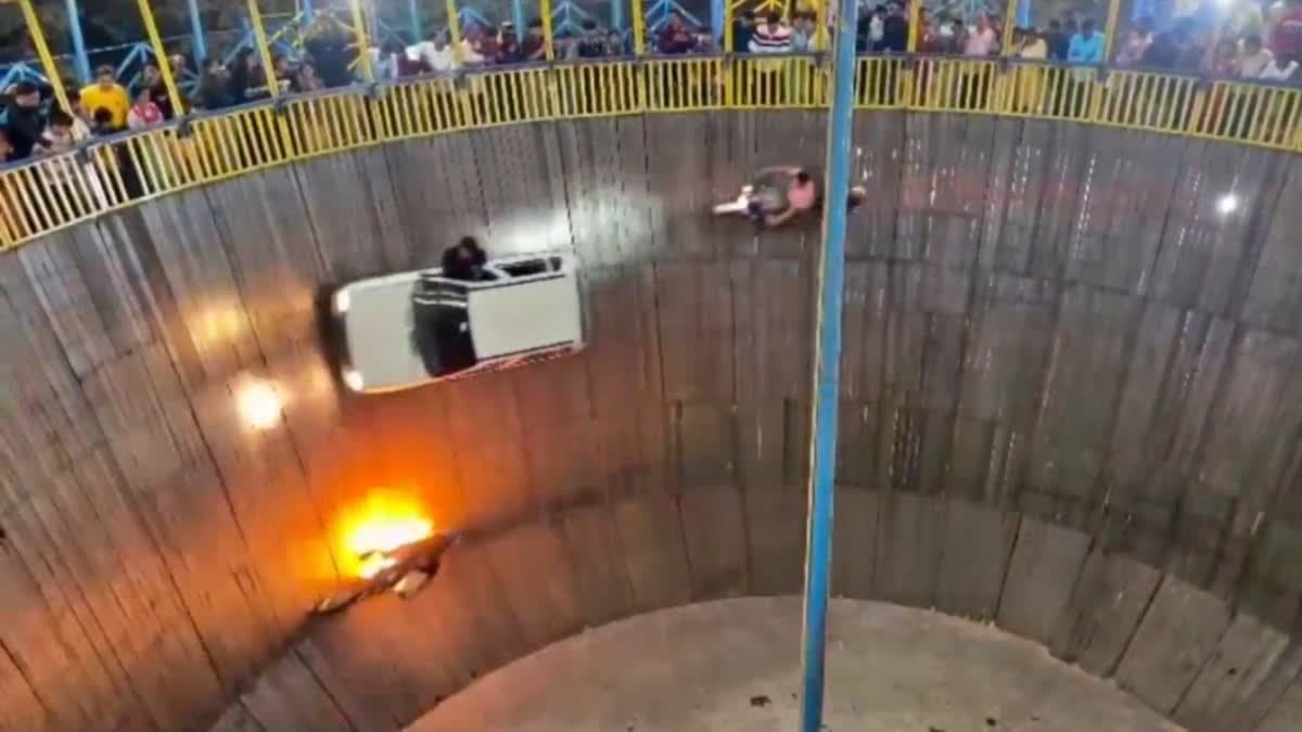 जमशेदपुर के मौत के कुएं में स्टंट के दौरान बाइक में लगी आग