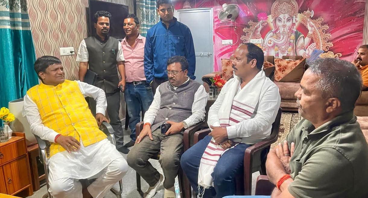 सांसद कालीचरण सिंह से मिलने पहुंचे विधायक प्रदीप प्रसाद, स्वास्थ्य की जानकारी ली