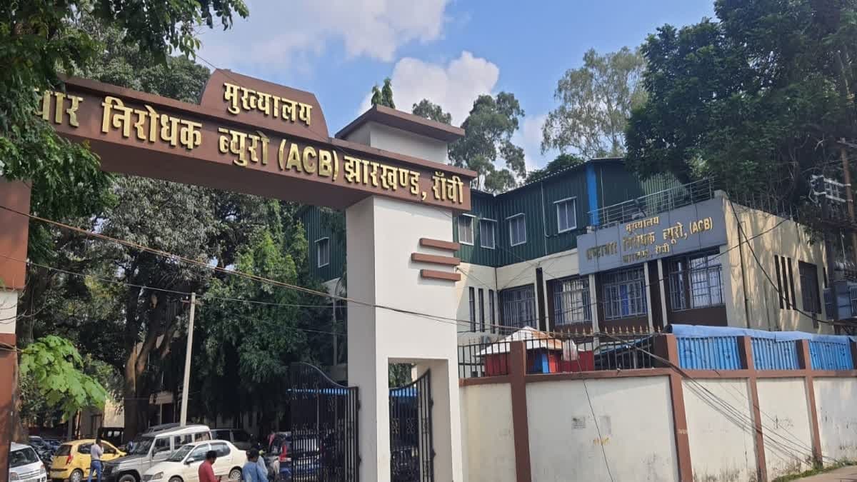 सिल्ली अंचल कार्यालय में रिश्वत लेते अमीन गिरफ्तार हुआ