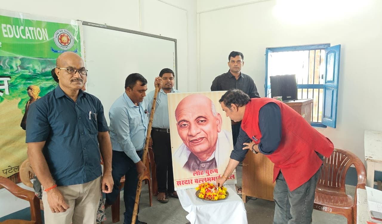 सरदार पटेल के आदर्शों से मिलती है राष्ट्रीय एकता की प्रेरणा : डॉ. अरुण कुमार दुबे