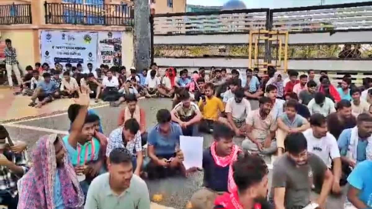 सेंट्रल यूनिवर्सिटी झारखंड में मेस शुल्क बढ़ोतरी का विरोध, छात्रों ने किया प्रदर्शन